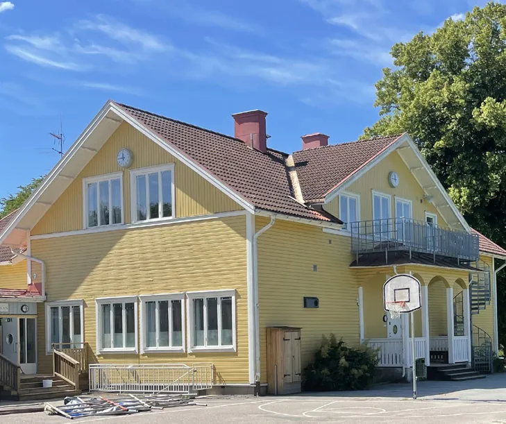 Den gula Kyrkskolan i Trosa en solig sommardag