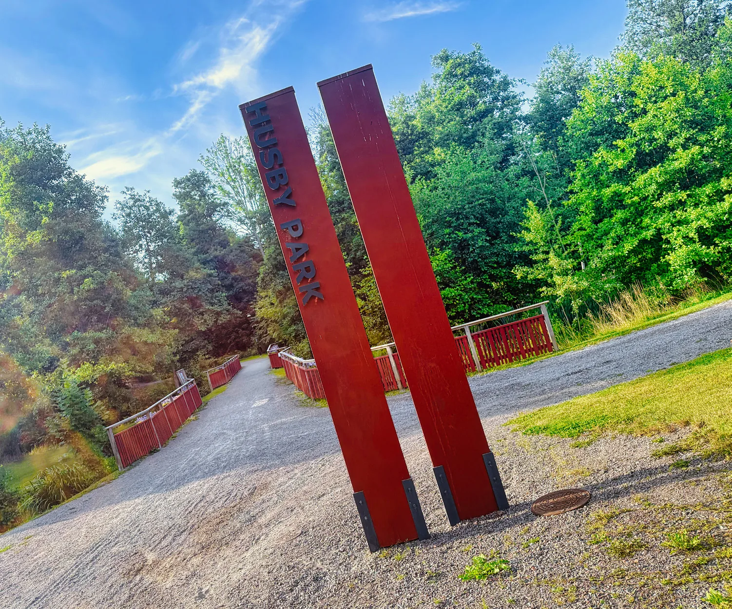 Röd konstinstallation vid en grusväg i naturen i Trosa kommun